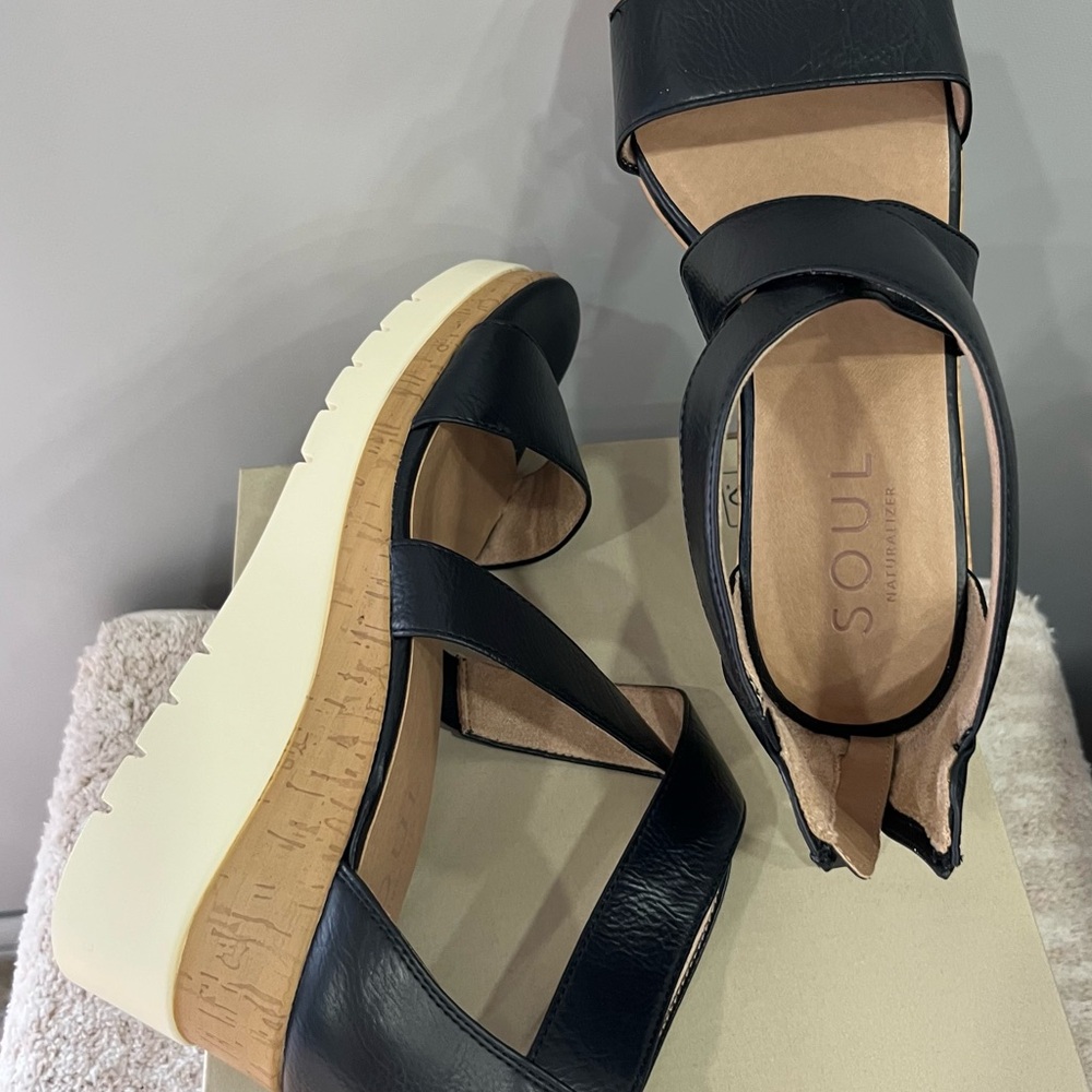 SOUL Naturalizer Black and Tan Sandals - Picture 2 of 6